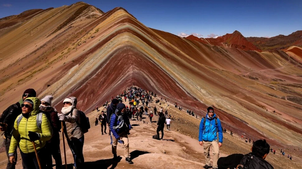 Muntele Vinicunca din Peru este o minunăție a naturii în culorile curcubeului