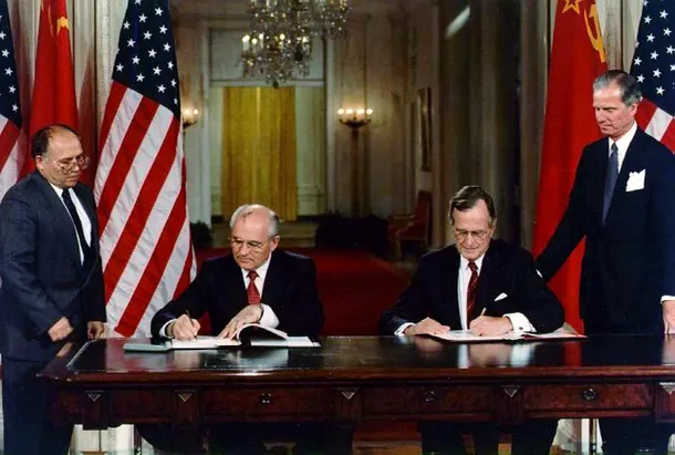 Preşedinţii George H. W. Bush şi Mihail Gorbaciov