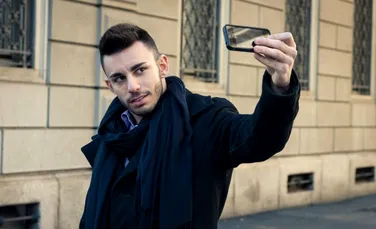 Bărbaţii care publică multe selfie-uri au trăsături de personalitate similare psihopaţilor