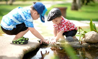 Copiii ar trebui încurajaţi să petreacă timp afară pentru a evita riscul apariţiei miopiei