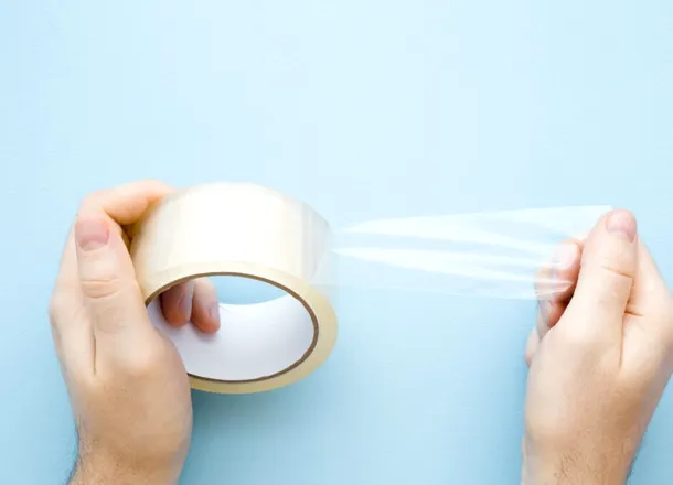 De ce banda de scotch scoate un sunet asemănător cu scârțâitul?