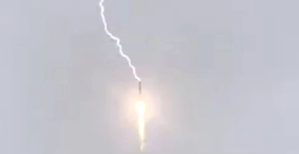 Deşi a fost lovită de un fulger, racheta Soyuz a plasat cu succes sateliţii pe orbită – VIDEO