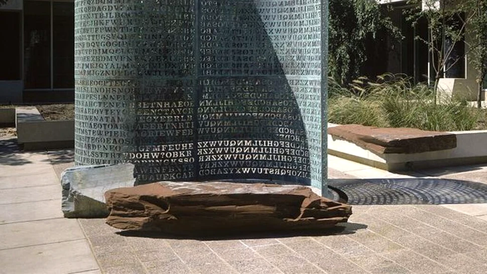 Doi jurnaliști au găsit soluția sculpturii codate Kryptos de la CIA