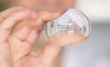 Acesta ar putea fi sfârşitul utilizării sticlelor din plastic. Sferele de apă comestibile, asemănătoare unui implant mamar