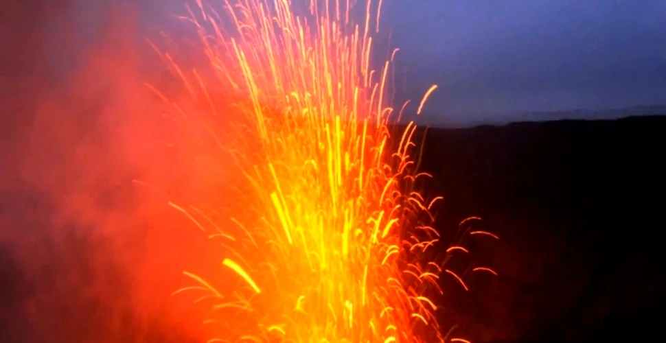 Spectaculos: cum arată o erupţie vulcanică filmată îndeaproape de o dronă (VIDEO)