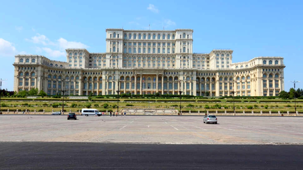 Un site prestigios din străinătate denumeşte Palatul Parlamentului ”o construcţie la superlativ”. Ce îl face atât de ”special”