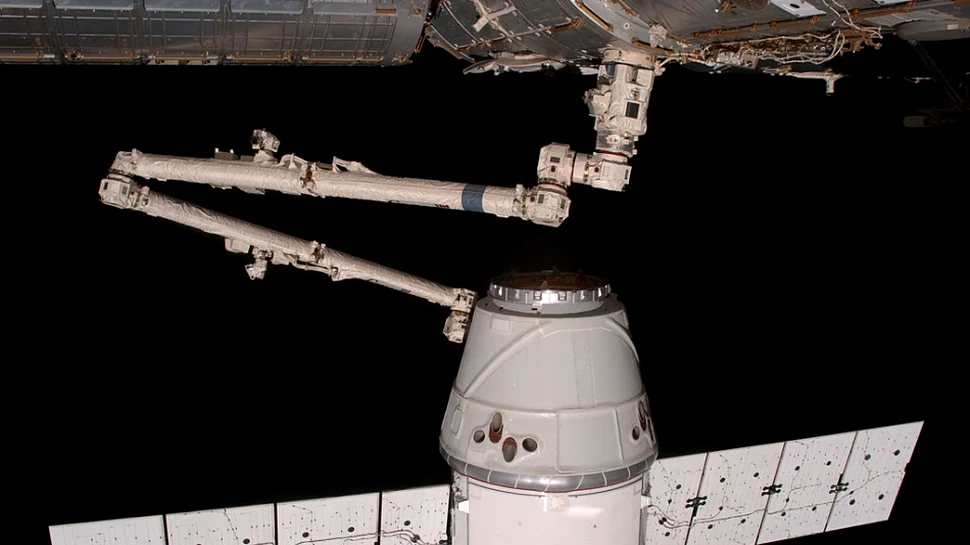 Capsula Dragon a ajuns lângă Staţia Spaţială Internaţională