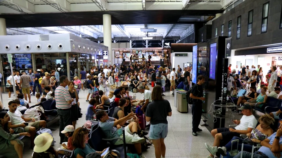 Haos pe un aeroport din cauza noului sistem de verificare a pașapoartelor UE