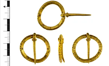 Broșă de aur medievală cu inscripții supranaturale, găsită de un căutător de metale