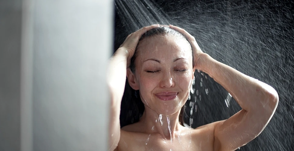 De ce nu ar trebui să te speli pe faţă sub duş