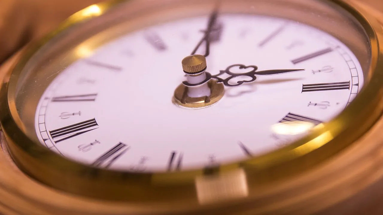 1-clock-1083262-960-720 