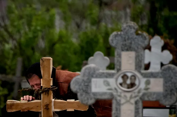  O bătrână îşi jeleşte morţii în cimitirul satului Copaciu, Judeţul Giurgiu.