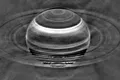 „Marile pete albe” de pe Saturn produc semnale radio pe care oamenii de știință nu le pot explica