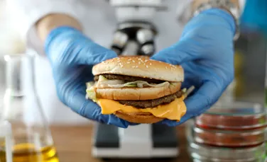 Carnea cultivată în laborator: cât de aproape suntem de burgerii creați de cercetători