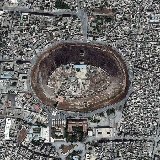 Cetatea Aleppo, un palat fortificat medieval din Siria. Dacă rotiţi imaginea 180 de grade, „gaura” devine un „deal”, fiind o iluzie optică interesantă (26 mai 2013)