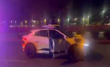Un vehicul autonom a fost atacat de un pieton furios. Imagini cu incidentul incredibil