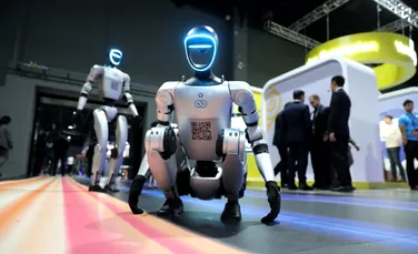 Cum sunt antrenați roboții umanoizi într-o „școală de roboți” din China?