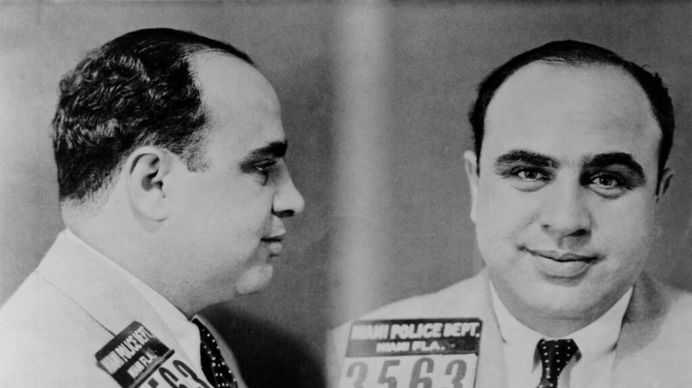 Al Capone, unul dintre primii prizonieri federali ai închisorii Alcatraz. Pentru unii Regele Crimelor din Chicago, pentru alții Robin Hood