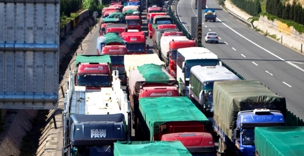 Mii de vehicule sunt blocate intr-un ambuteiaj de 120 km in China (VIDEO)