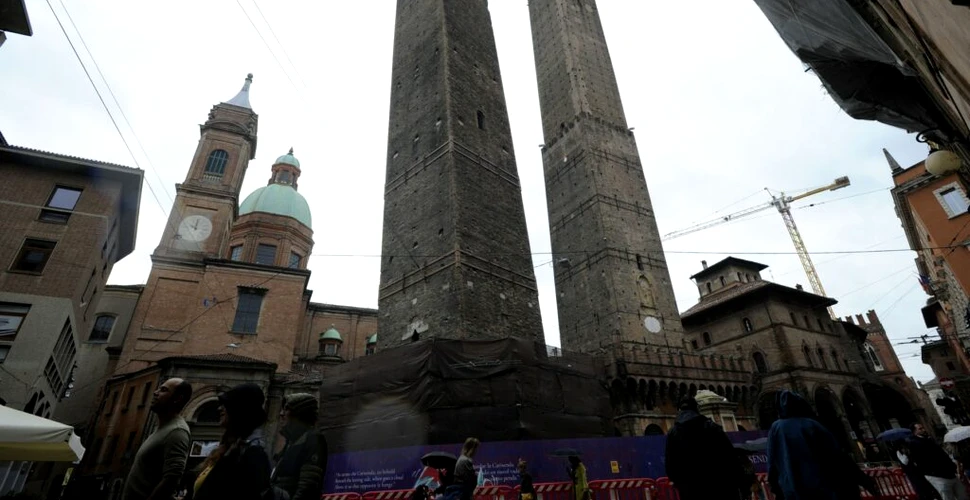 „Turnul înclinat” Garisenda din Bologna, închis pentru că se apleacă prea mult