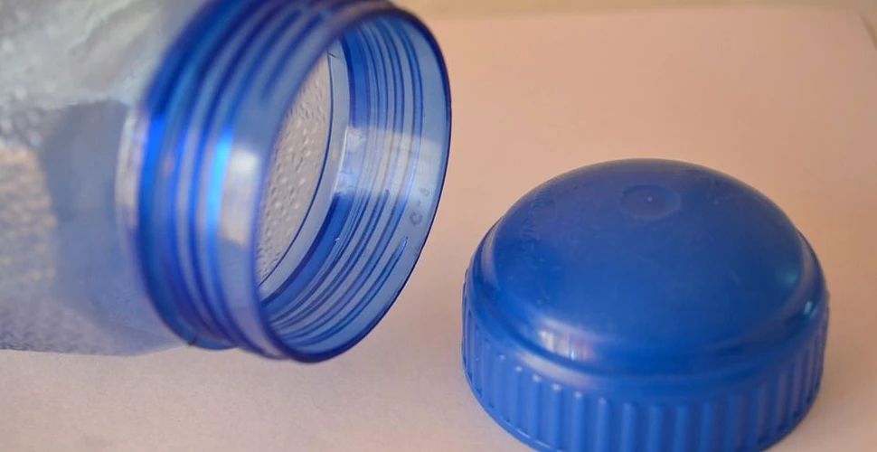 Pot fi sticlele de plastic o modalitate de transmitere a coronavirusului?