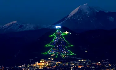 Cel mai mare pom de Crăciun din lume, înscris în Cartea Recordurilor, şi-a aprins luminiţele