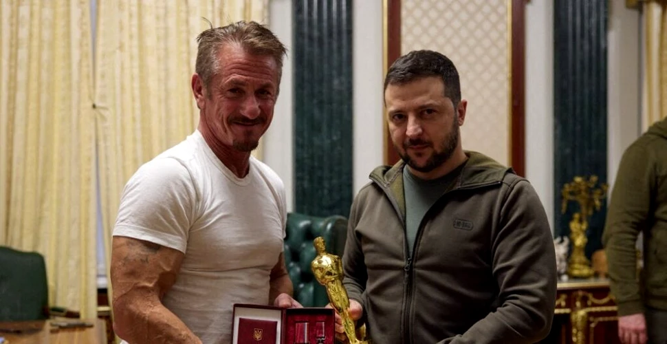 Actorul american Sean Penn i-a dăruit președintelui ucrainean Zelenski una dintre statuetele sale Oscar