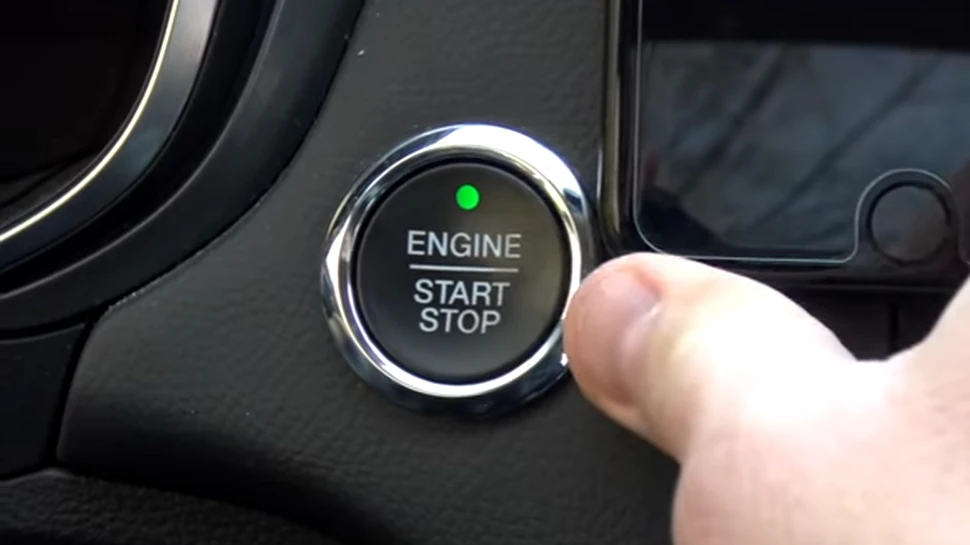 Experiment unic. Ce se întâmplă dacă apeşi din greşeală butonul de oprire a motorului în timp ce conduci