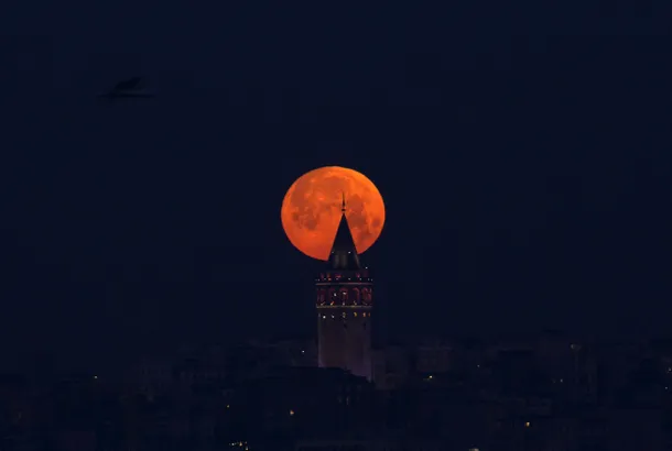 Eclipsa de Lună: Superluna albastră sângerie în imagini