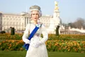 Regina Elisabeta a II-a a Marii Britanii, onorată cu propria păpușă Barbie cu ocazia Jubileului de Platină