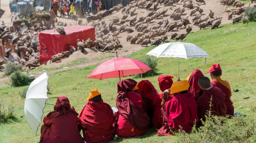 Ritualuri şi tradiţii funerare inedite de pe Glob