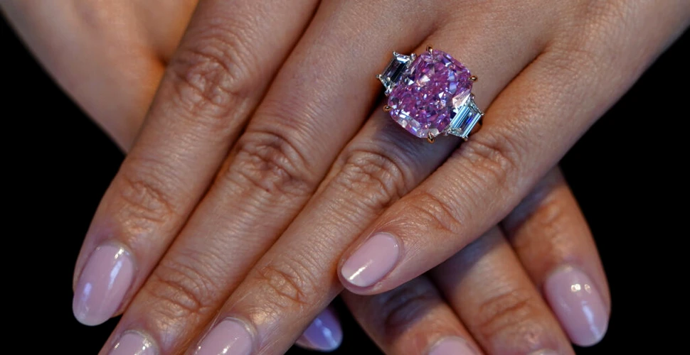 „Rozul Etern”, un diamant de 10,57 carate, vândut la licitație pentru o sumă record