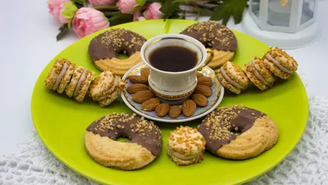 Ceaiul verde sau ciocolata neagră: Care aduce mai multe beneficii pentru sănătate?