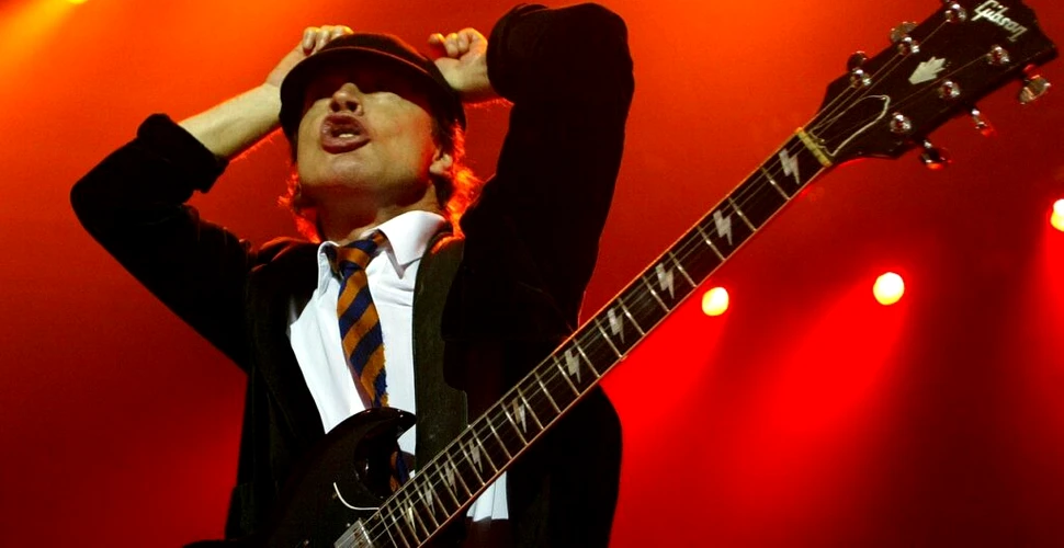 Angus Young, cel mai mișto școlar al rock-ului. Co-fondatorul megatrupei AC/DC