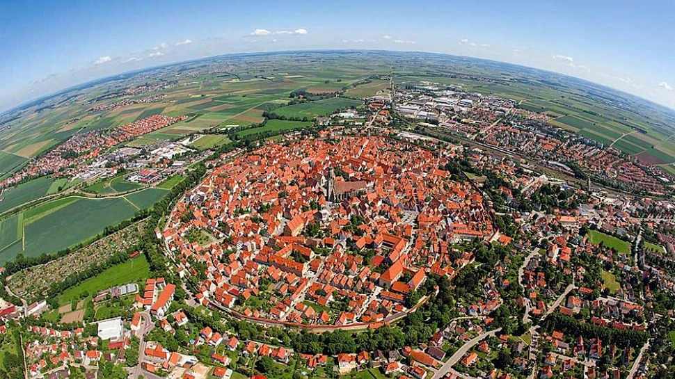 Oraşul construit în interiorul unui crater. Are o vechime de peste 1.100 de ani