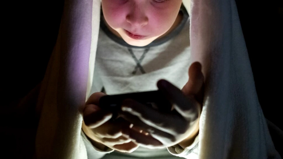 Trei reguli pe care părinții ar trebui să le aplice în privința telefoanelor pentru copii