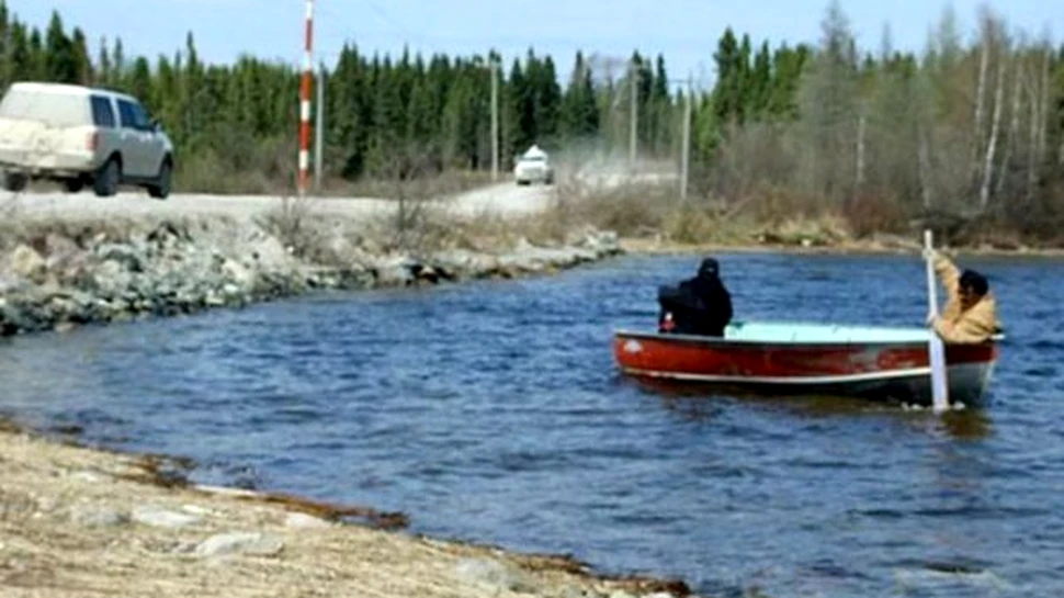 Un monstru a esuat pe malul unui lac canadian (FOTO)