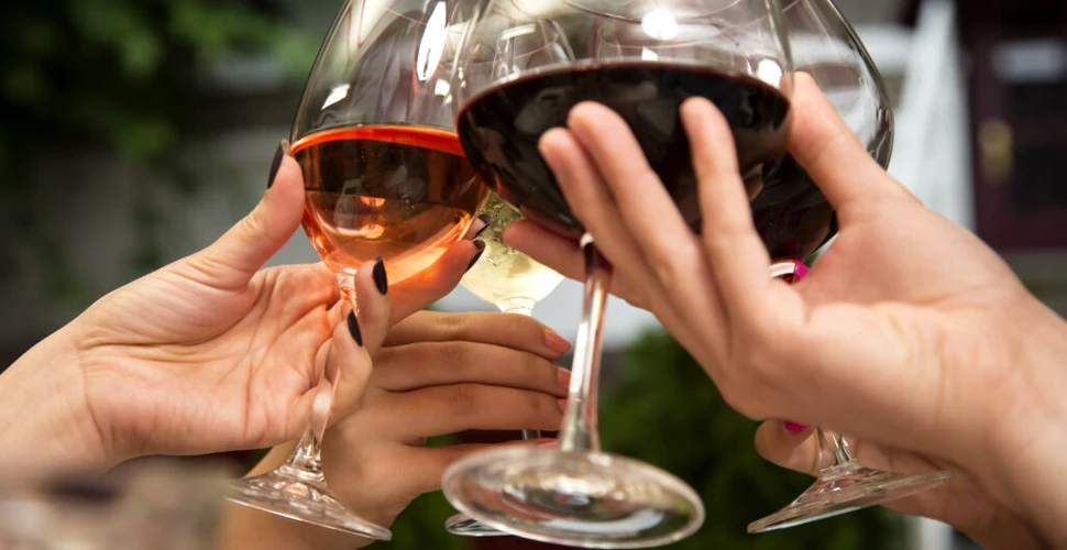 Noi studii au identificat trucul simplu prin care poți reduce cantitatea de alcool consumată