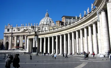 Vaticanul a arestat un preot şi o femeie laică