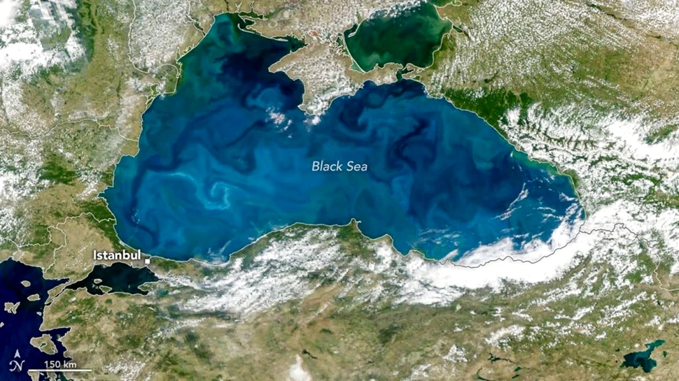 De ce, în anotimpurile călduroase, Marea Neagră devine turcoaz?