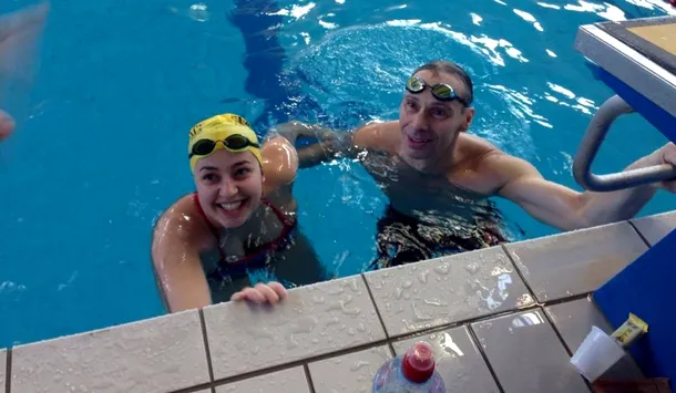 O tânără de 24 de ani, prima femeie din România care a înotat 24 de ore neîntrerupt