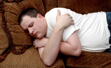 Dacă nu dormi, te îngraşi: celulele adipoase „obosite” stimulează creşterea în greutate