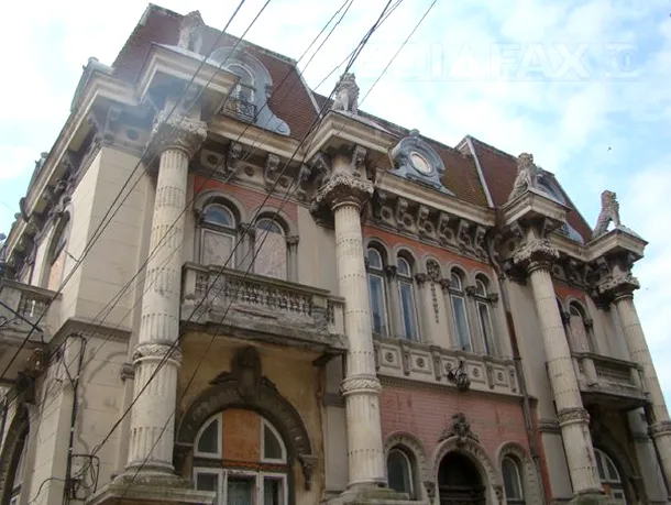 POVESTE URBANĂ: Cândva simbol al Constanţei, Casa cu lei, construită de un negustor armean în 1895, e acum ruină (Imagine: Cosmin Vaideanu/Mediafax Foto)