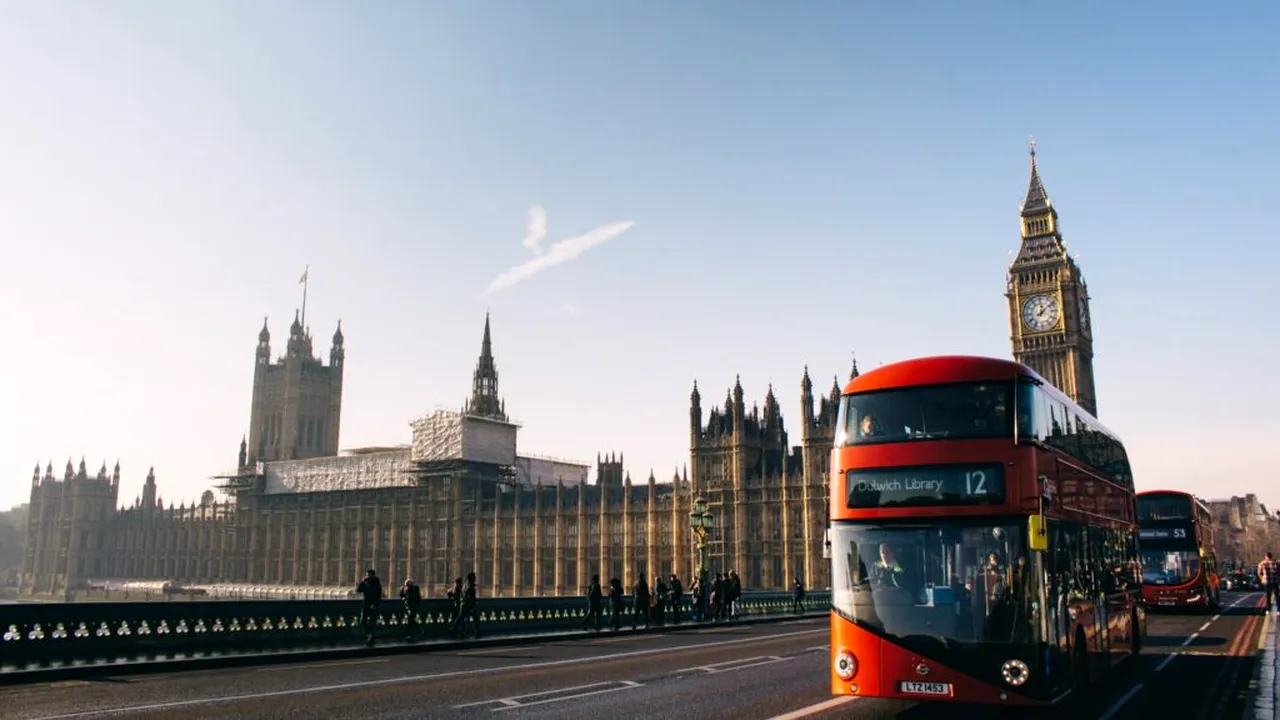Marea Britanie va intra în recesiune_aron-van-de-pol-unsplash_descoperă 