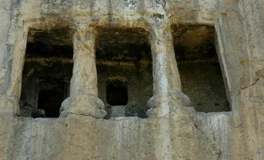 Mormântul antic sculptat în stâncă ce a ajuns să fie dat uitării