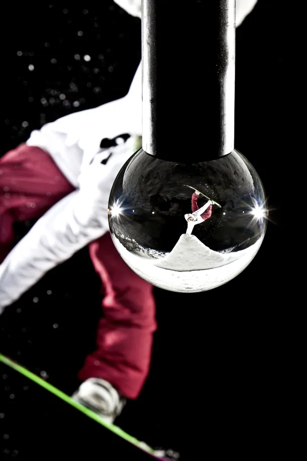 Snowboarder-ul Philipp Schicker fotografiat printr-un glob de cristal de 10kg 