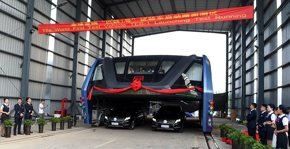 Mega autobuzul revoluţionar al chinezilor care permite automobilelor să circule dedesubtul lui a devenit realitate. Primele imagini video cu el