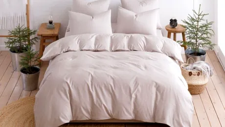 Lenjerii de pat din bumbac, satin sau microfibră: ce să alegi pentru un somn confortabil și un dormitor care arată bine? (P)