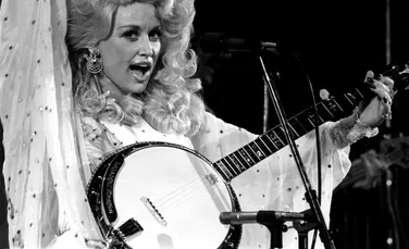 Dolly Parton, regina muzicii country. Avere de 600 de milioane de dolari și 365 de peruci