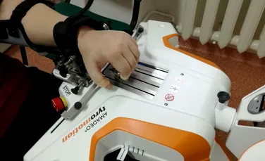 Un robot îi ajută pe bolnavii din zona Moldovei să îşi recupereze mobilitatea mâinii – Galerie Foto